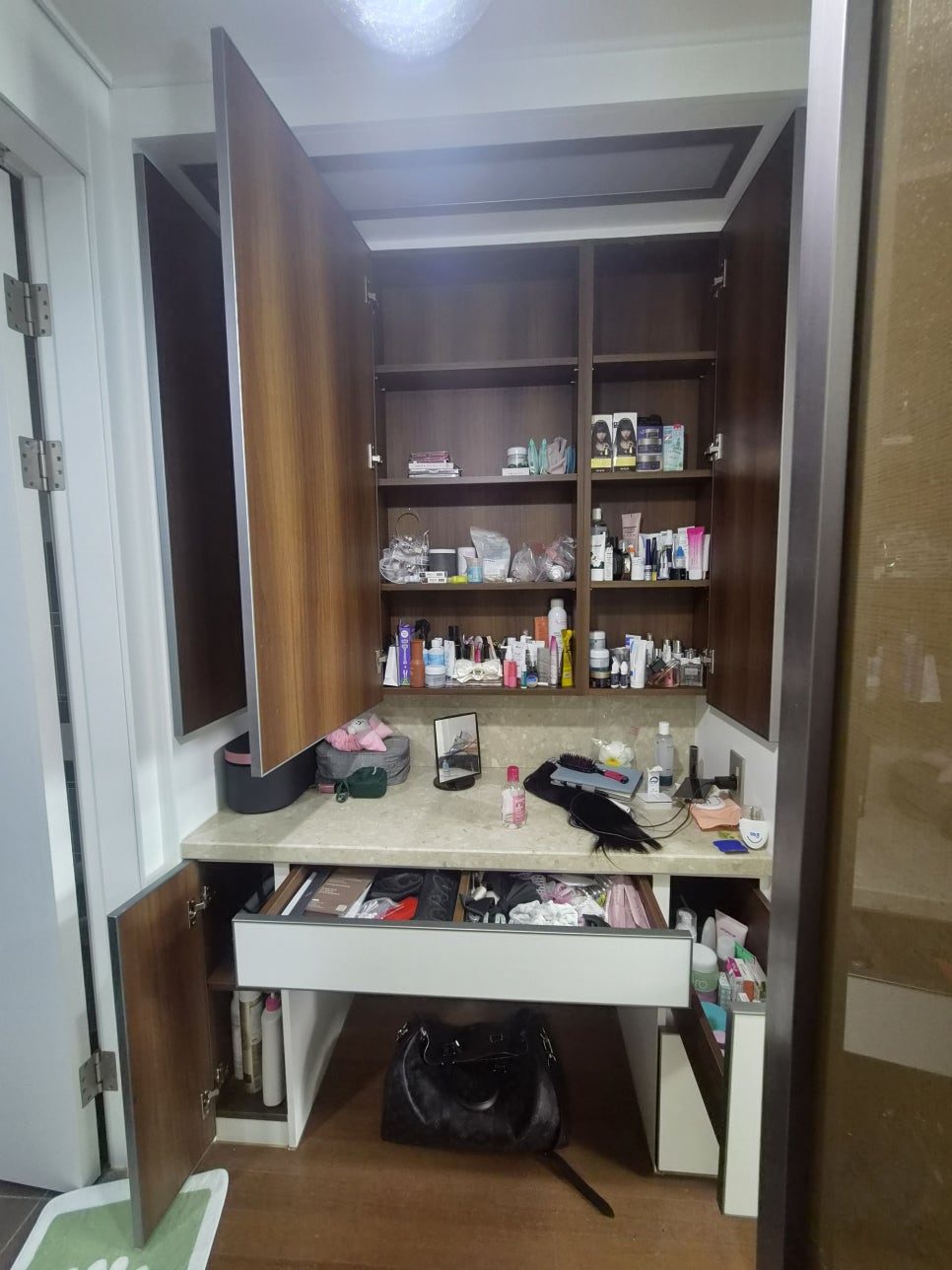정리를 마친 현관 수납장